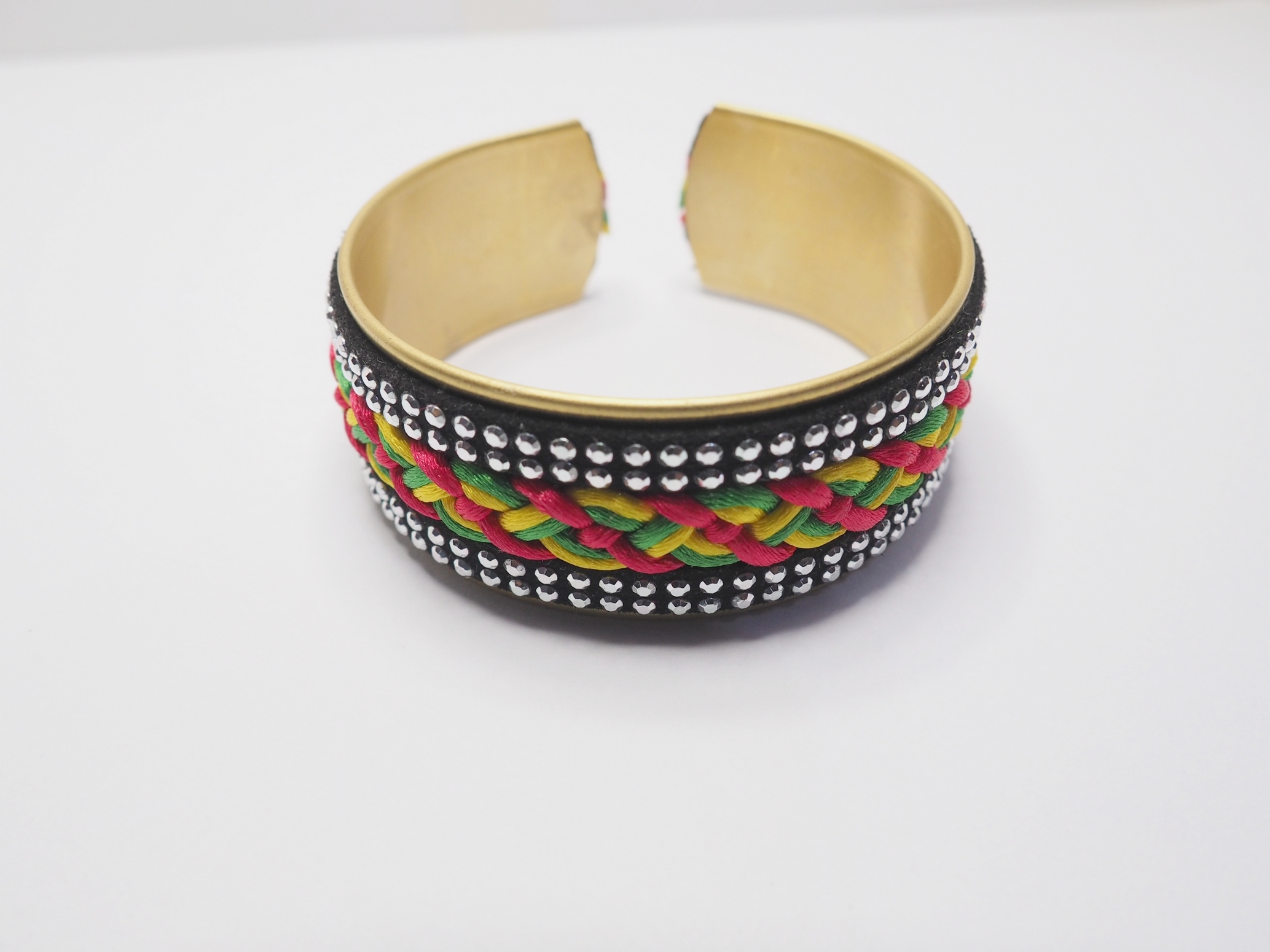 Bracelet manchette ethnique Rouge, Jaune, Vert avec lacets noirs – Image 3