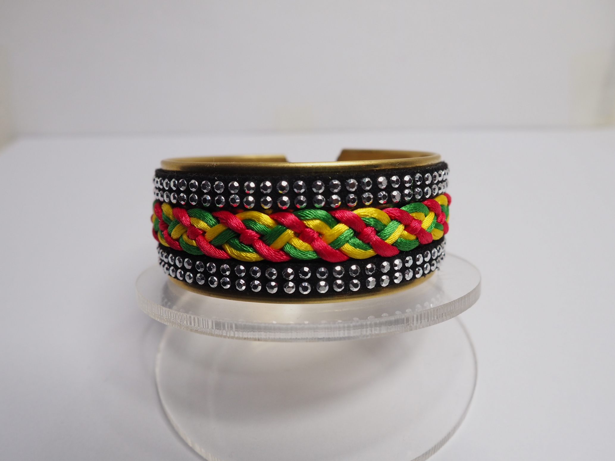 Bracelet manchette ethnique Rouge, Jaune, Vert avec lacets noirs – Image 2