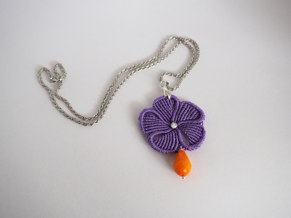 Pendentif macramé Fleur Violette et Perle Orange