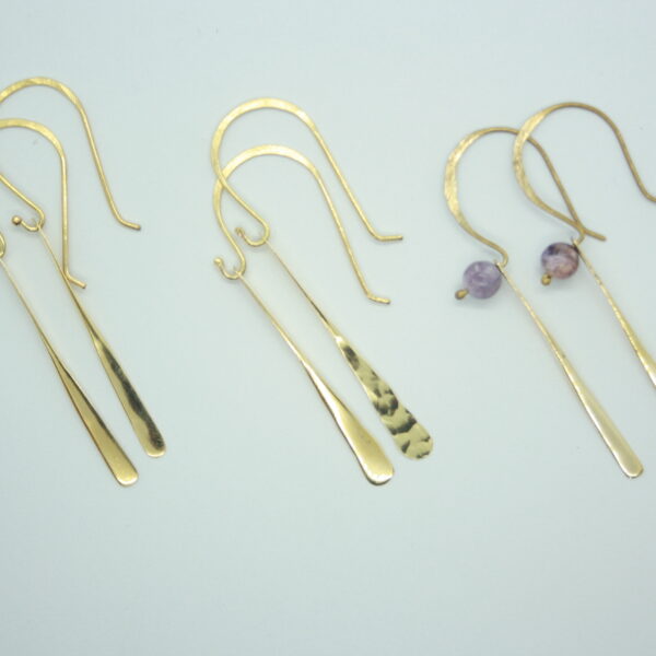 Elégantes boucles d'oreilles gouttes en laiton. Lisses ou martelées.