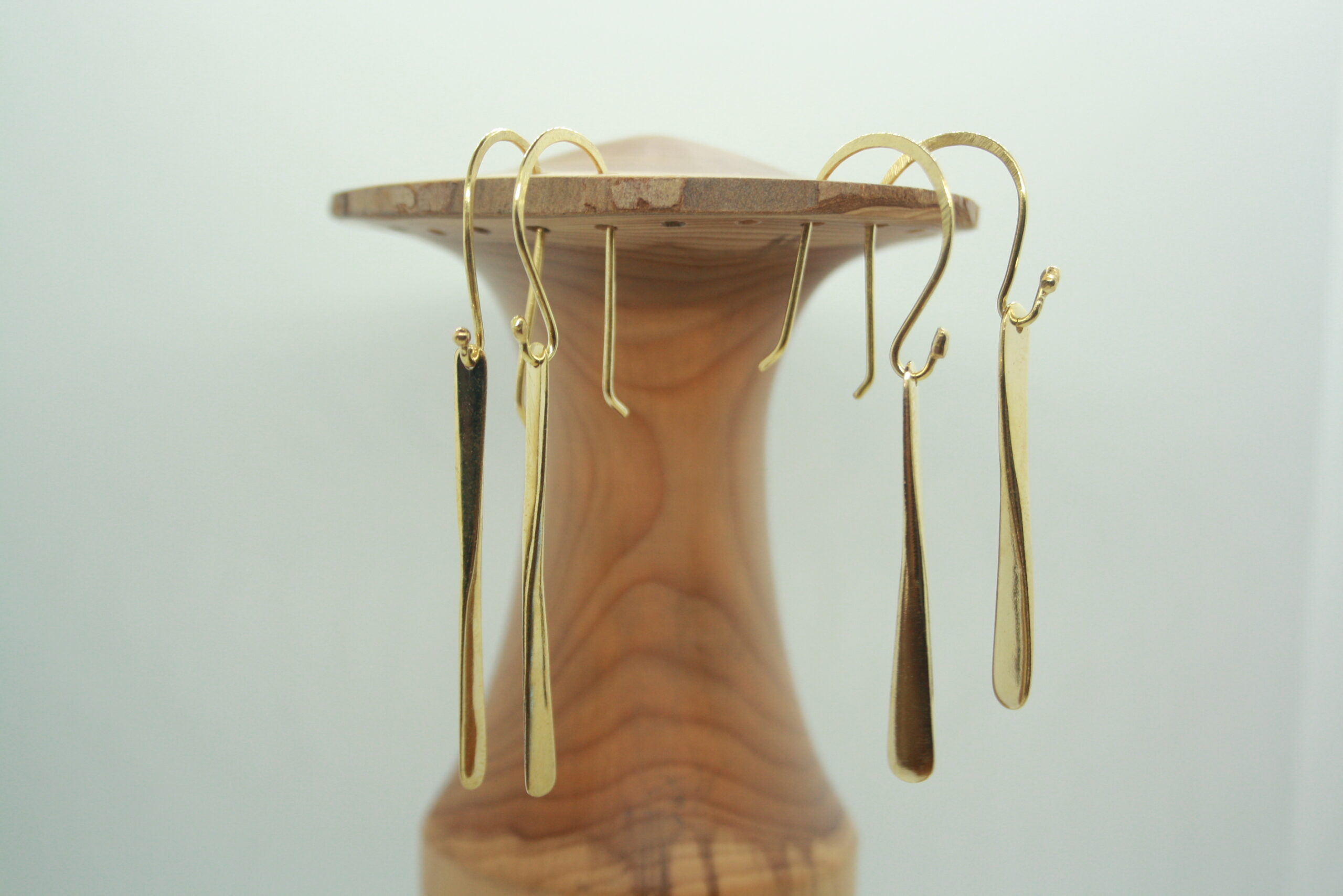 Elégantes boucles d'oreilles gouttes en laiton. Lisses ou martelées. – Image 3