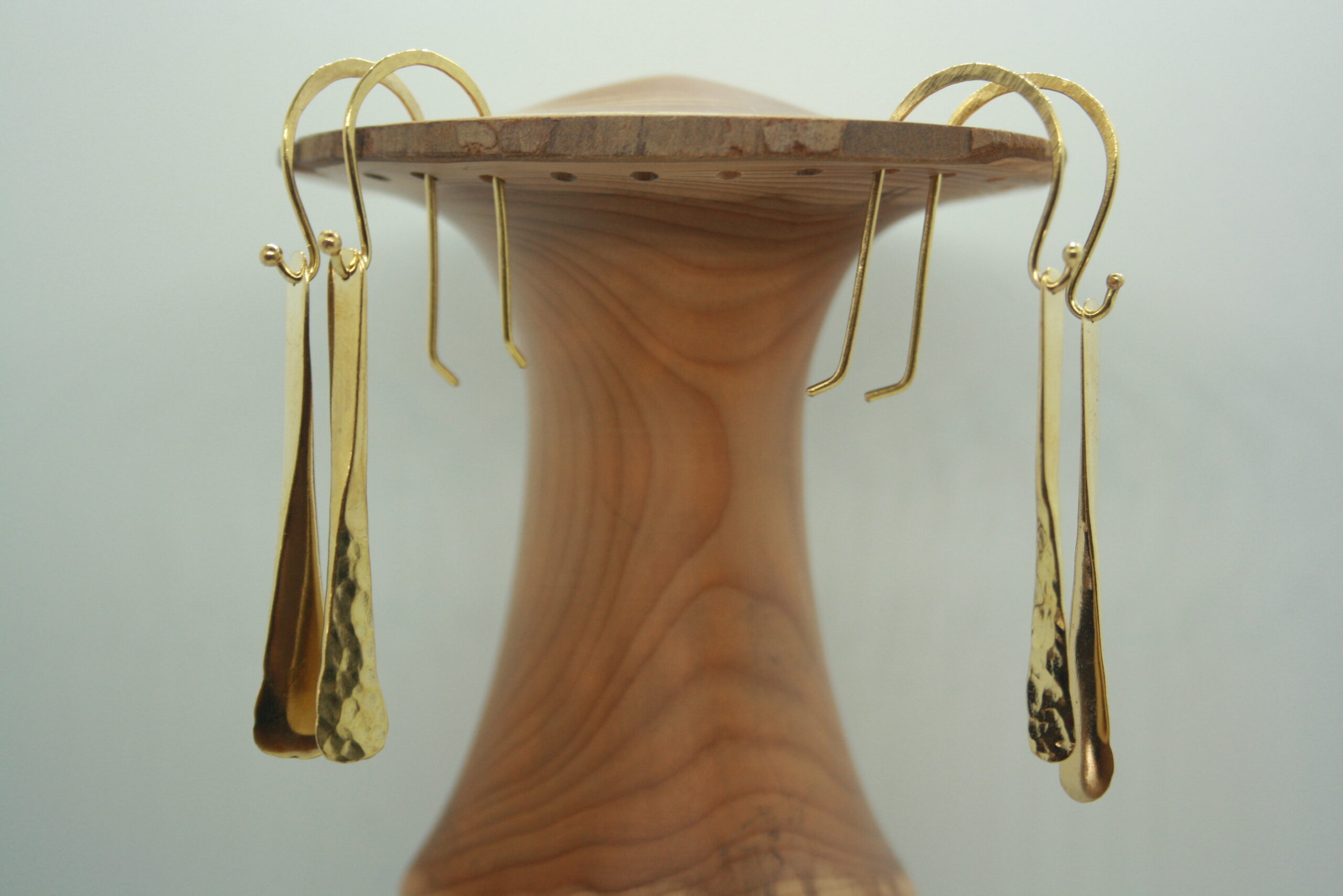 Elégantes boucles d'oreilles gouttes en laiton. Lisses ou martelées. – Image 4