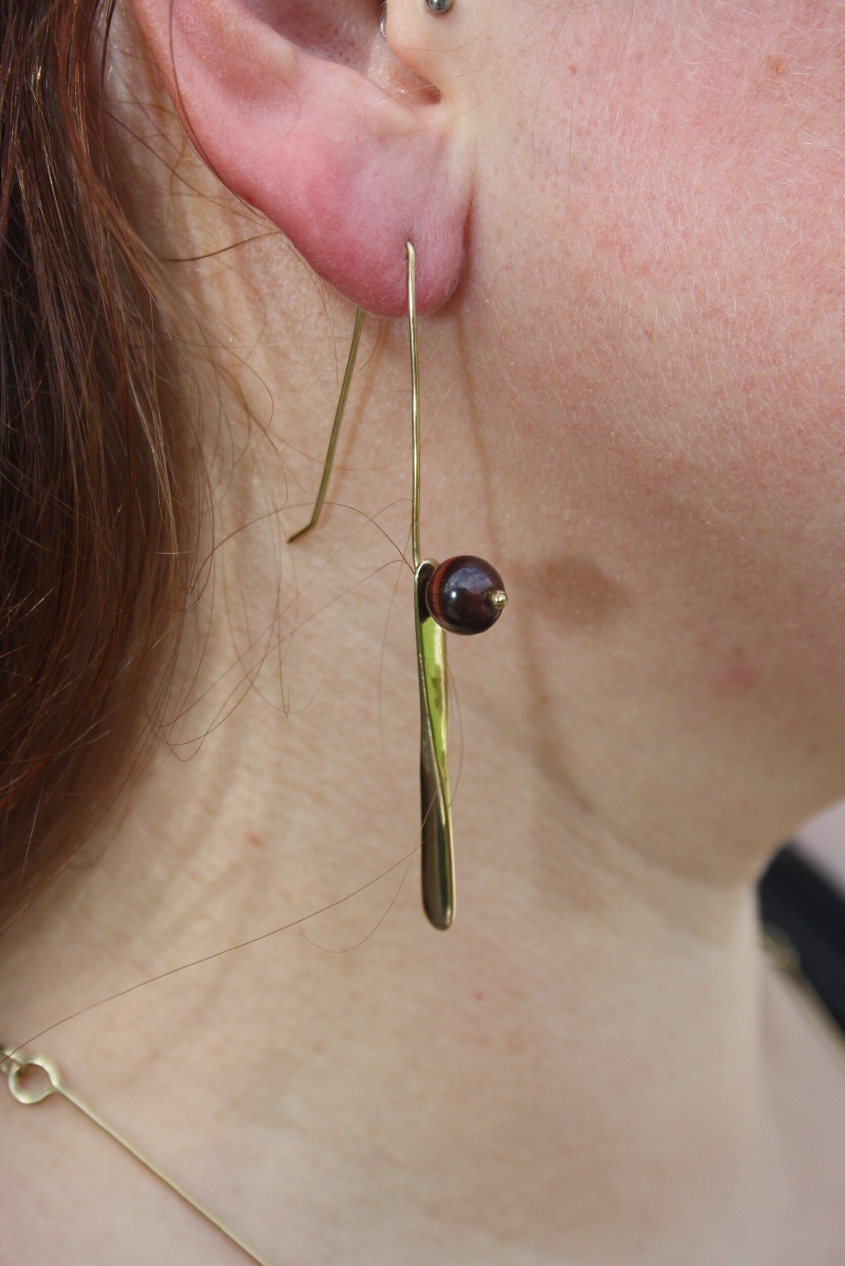 Elégantes boucles d'oreilles gouttes en laiton. Lisses ou martelées. – Image 5