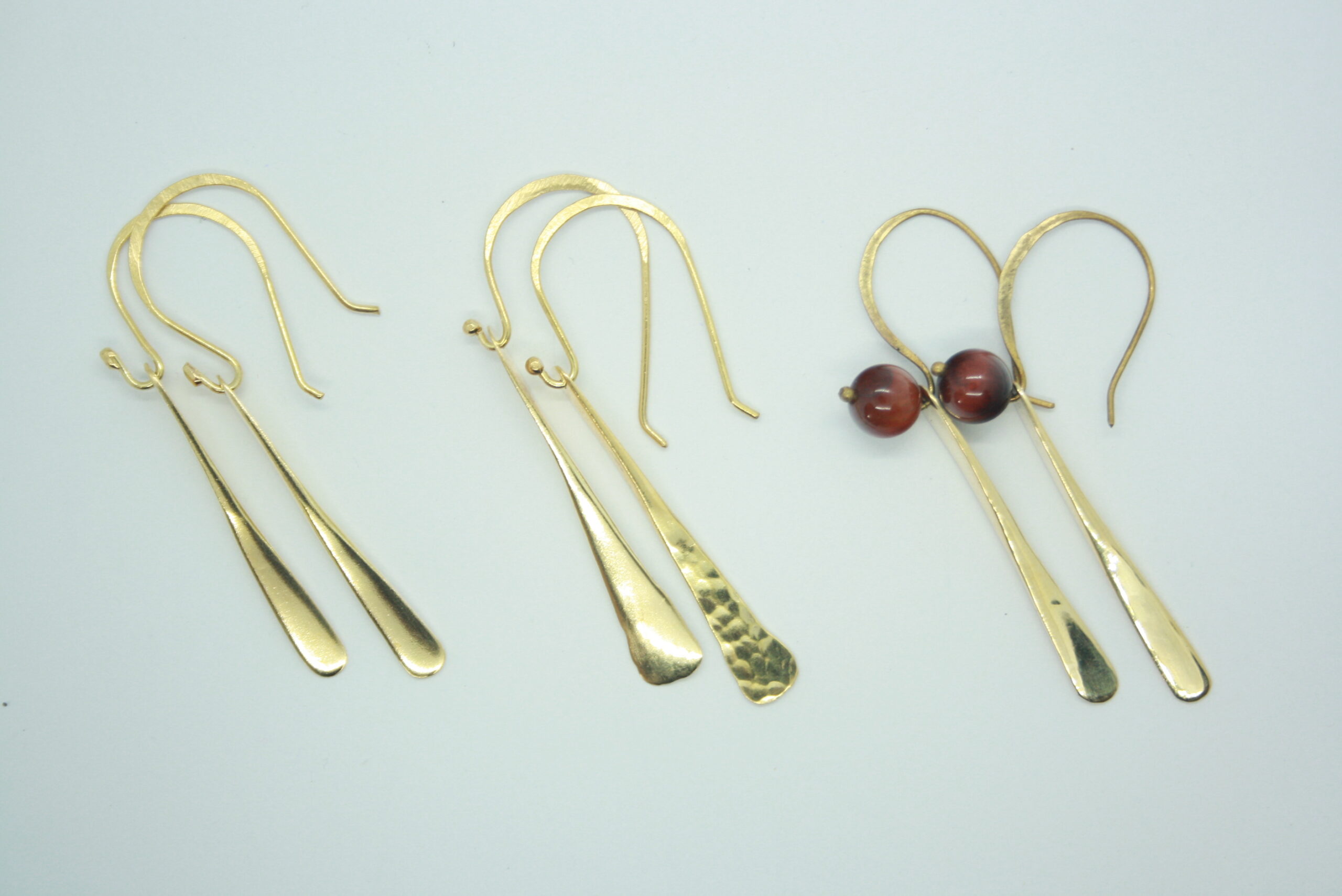 Elégantes boucles d'oreilles gouttes en laiton. Lisses ou martelées. – Image 2