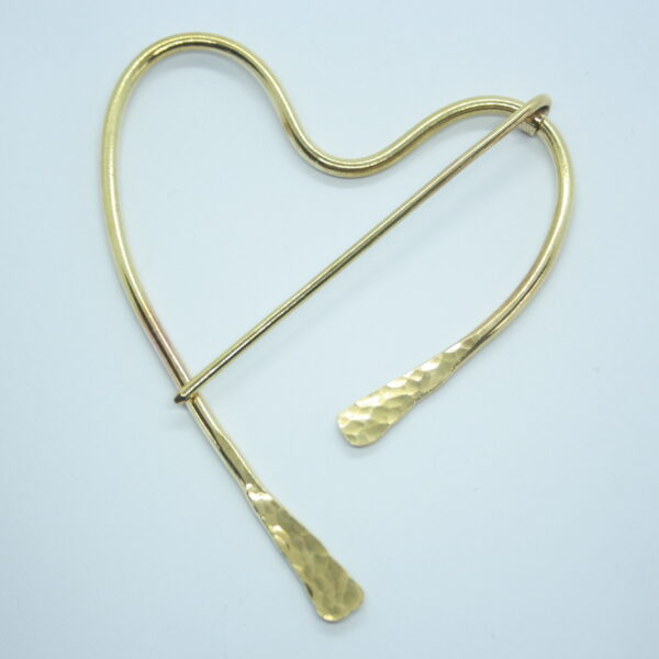 Broche pour châle, fibule coeur en laiton martelé.