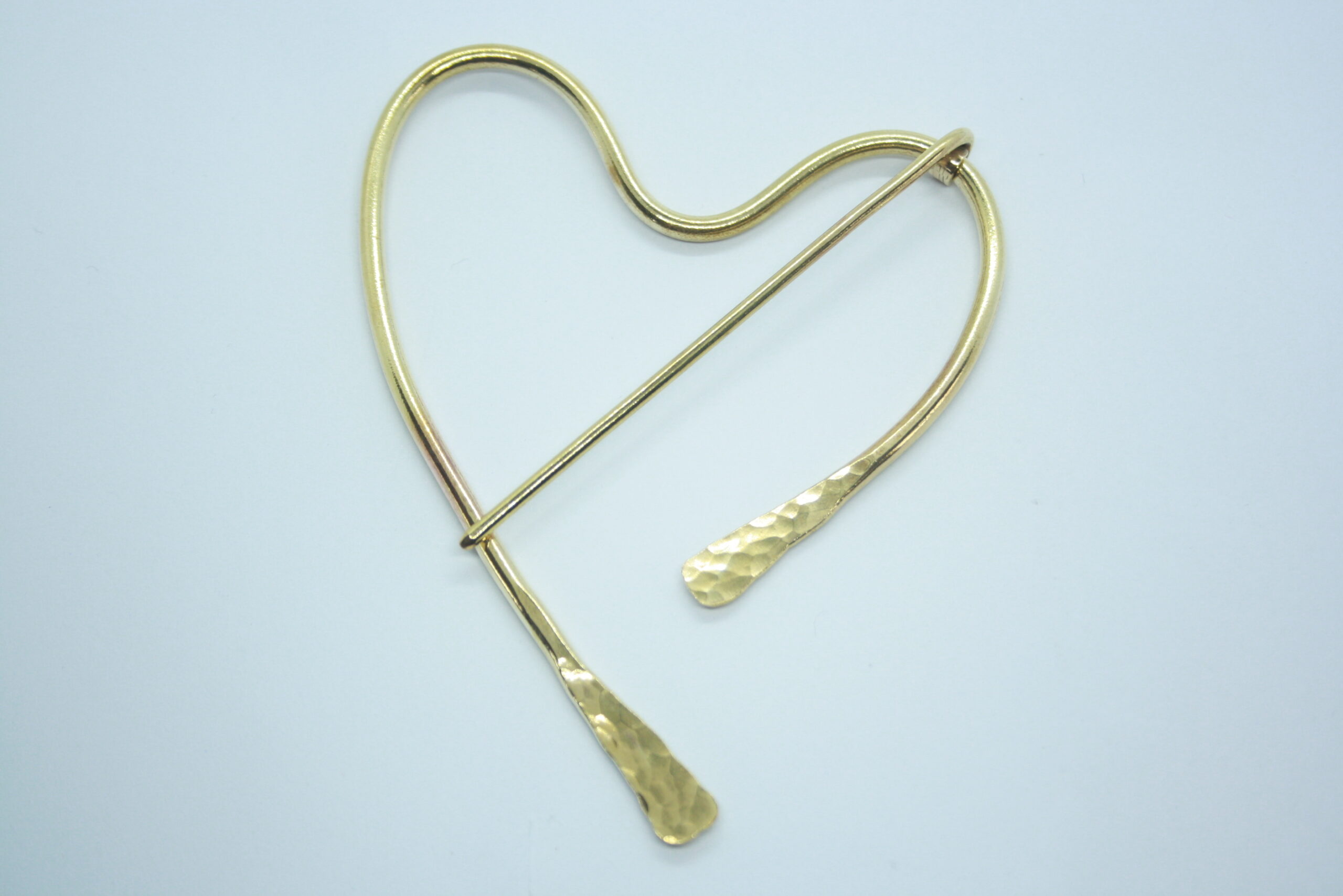 Broche pour châle, fibule coeur en laiton martelé.