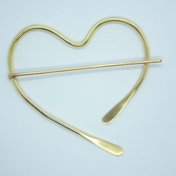 Broche pour châle, fibule coeur en laiton.