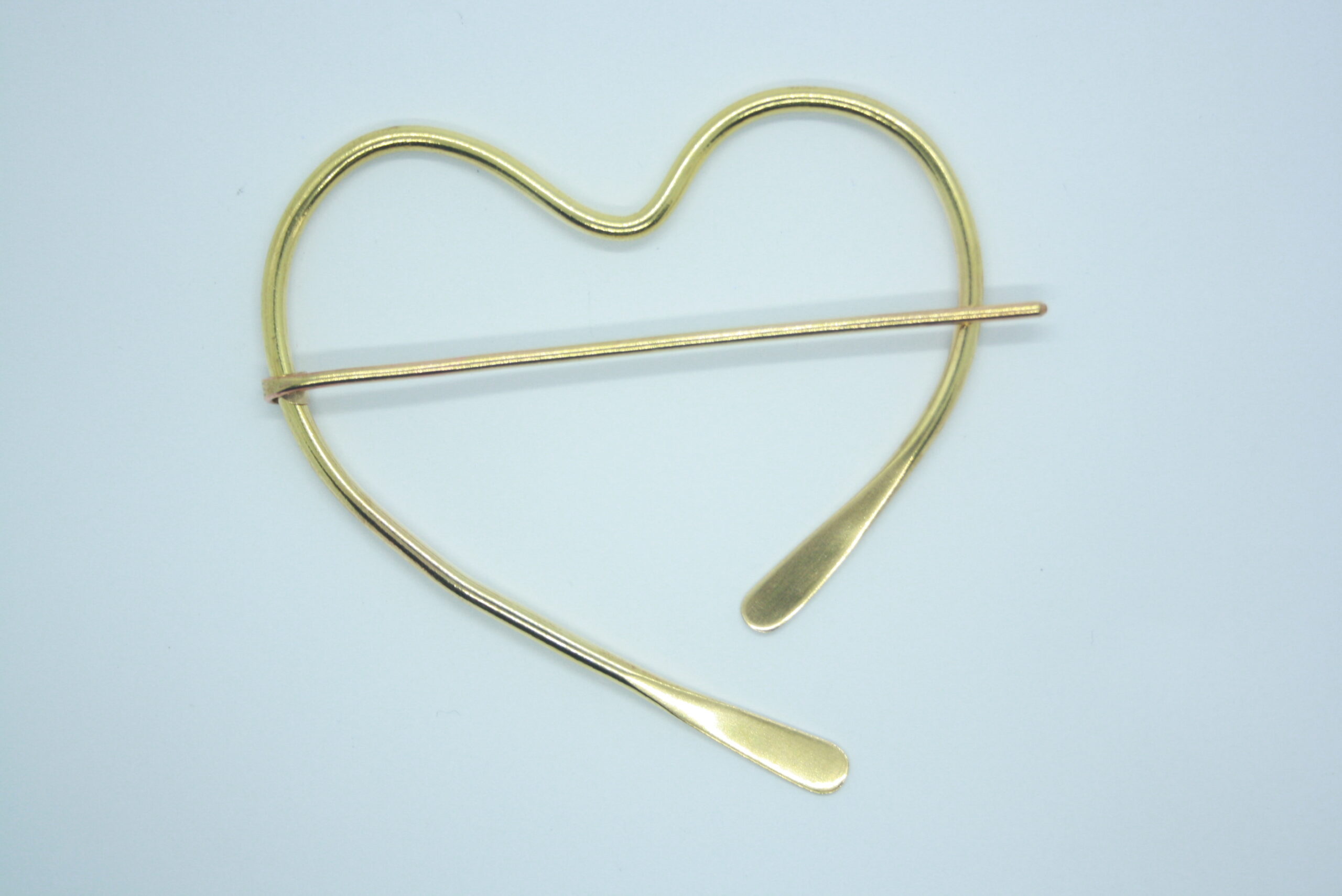 Broche pour châle, fibule coeur en laiton.