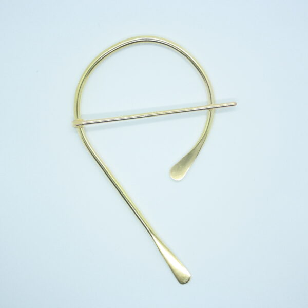 Broche pour châle, fibule fer à cheval en laiton.