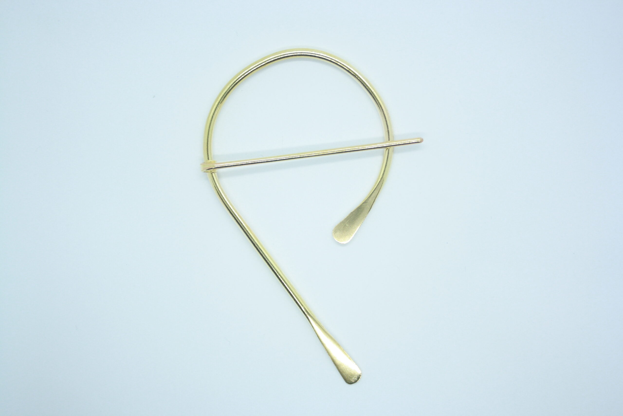 Broche pour châle, fibule fer à cheval en laiton.