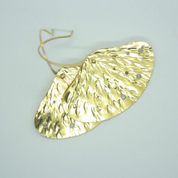 Elégantes boucles d'oreilles en laiton. Forme Gingko. Martelées et percées.