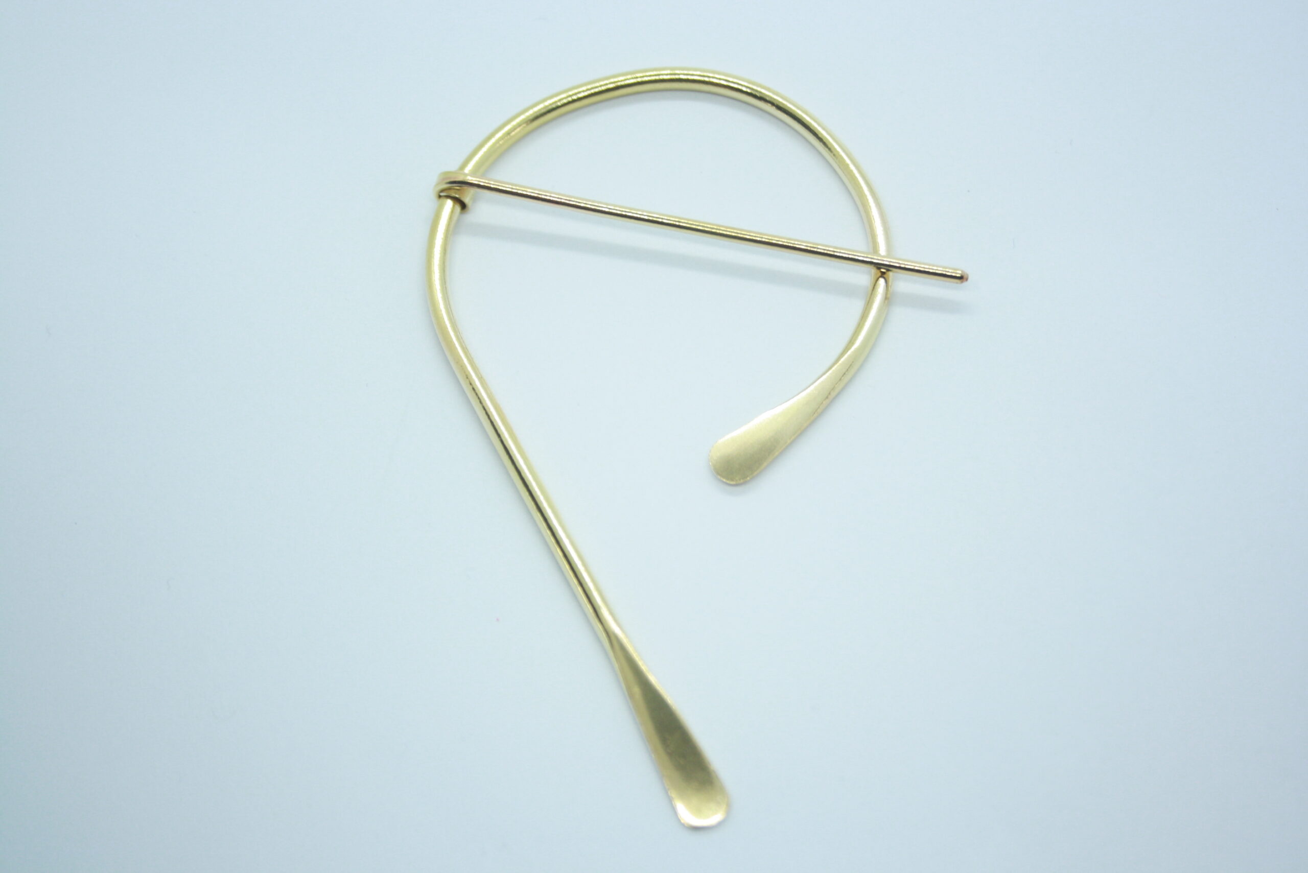 Broche pour châle, fibule fer à cheval en laiton. – Image 4