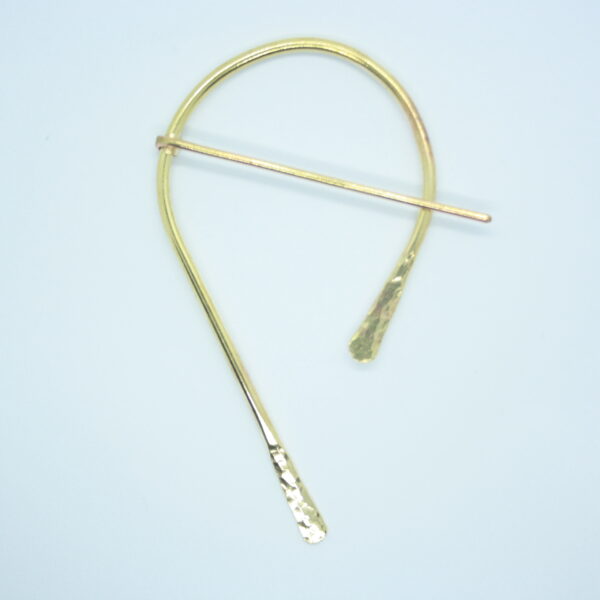 Broche pour châle, fibule fer à cheval en laiton martelé