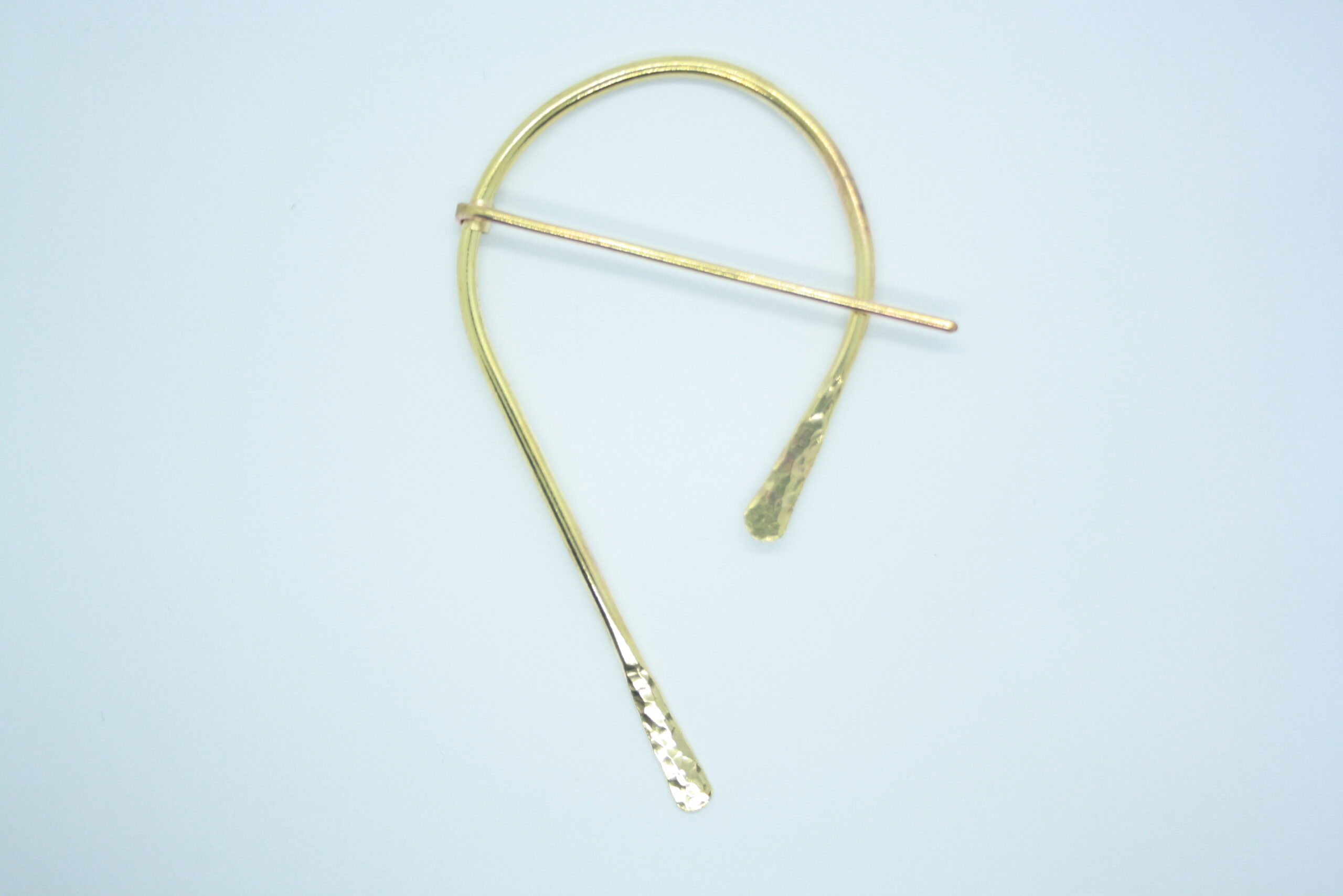 Broche pour châle, fibule fer à cheval en laiton martelé