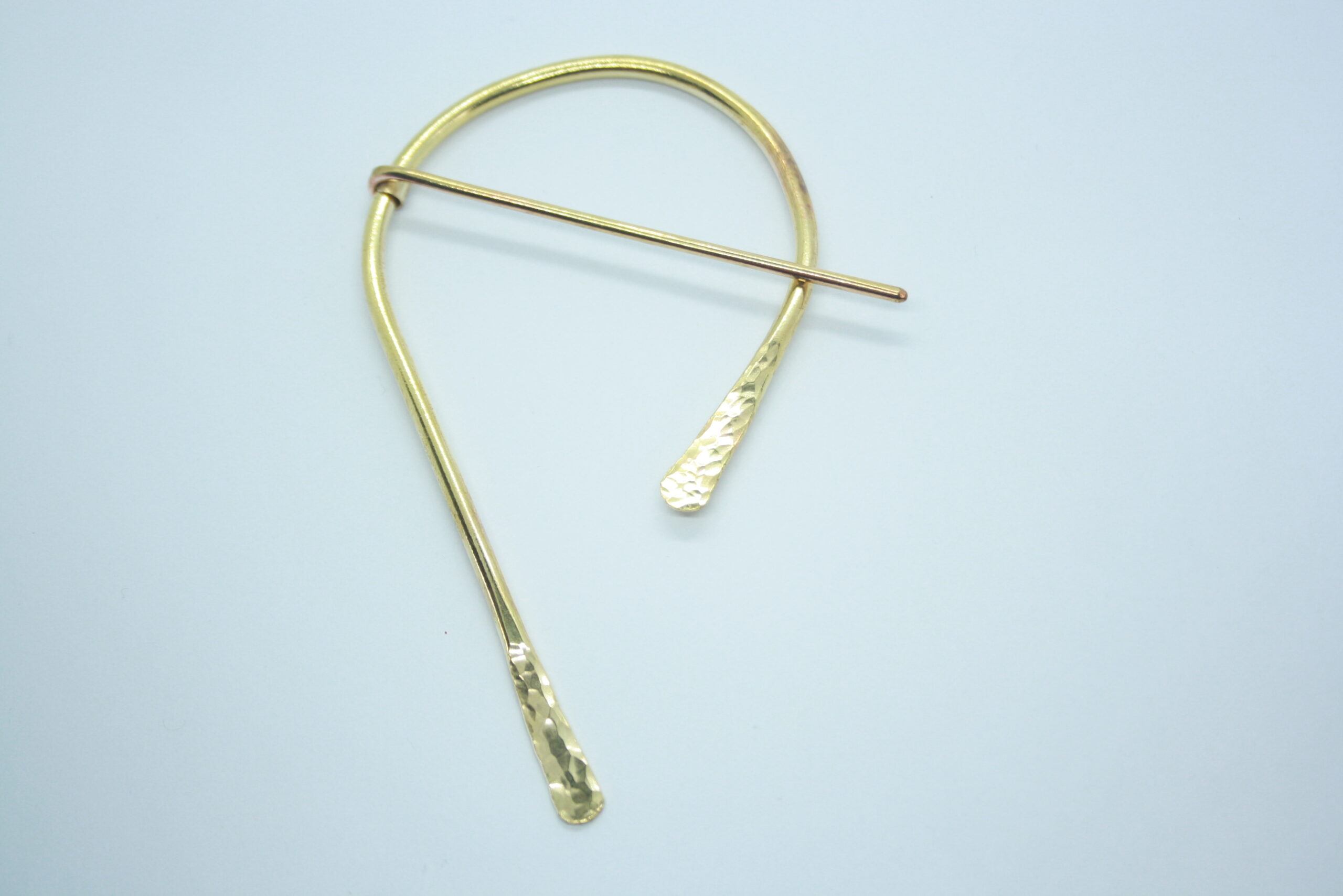 Broche pour châle, fibule fer à cheval en laiton martelé – Image 4