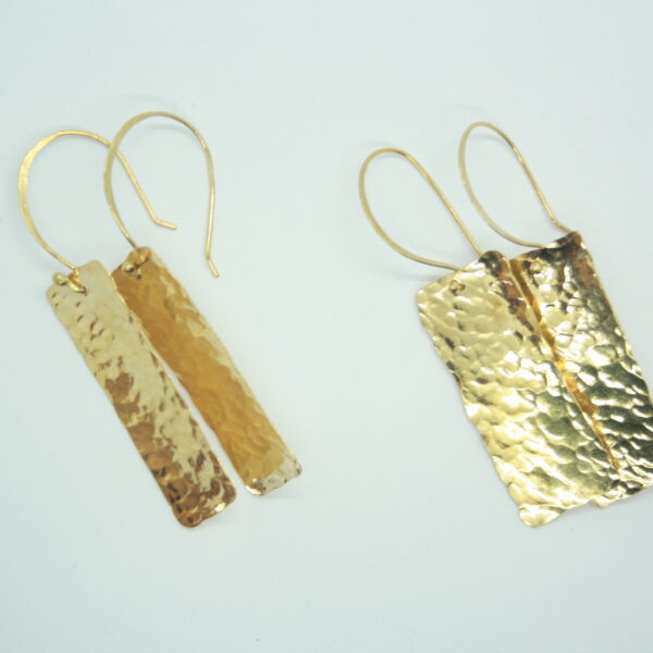 Elégantes boucles d'oreilles en laiton. Forme rectangulaire. Martelées.