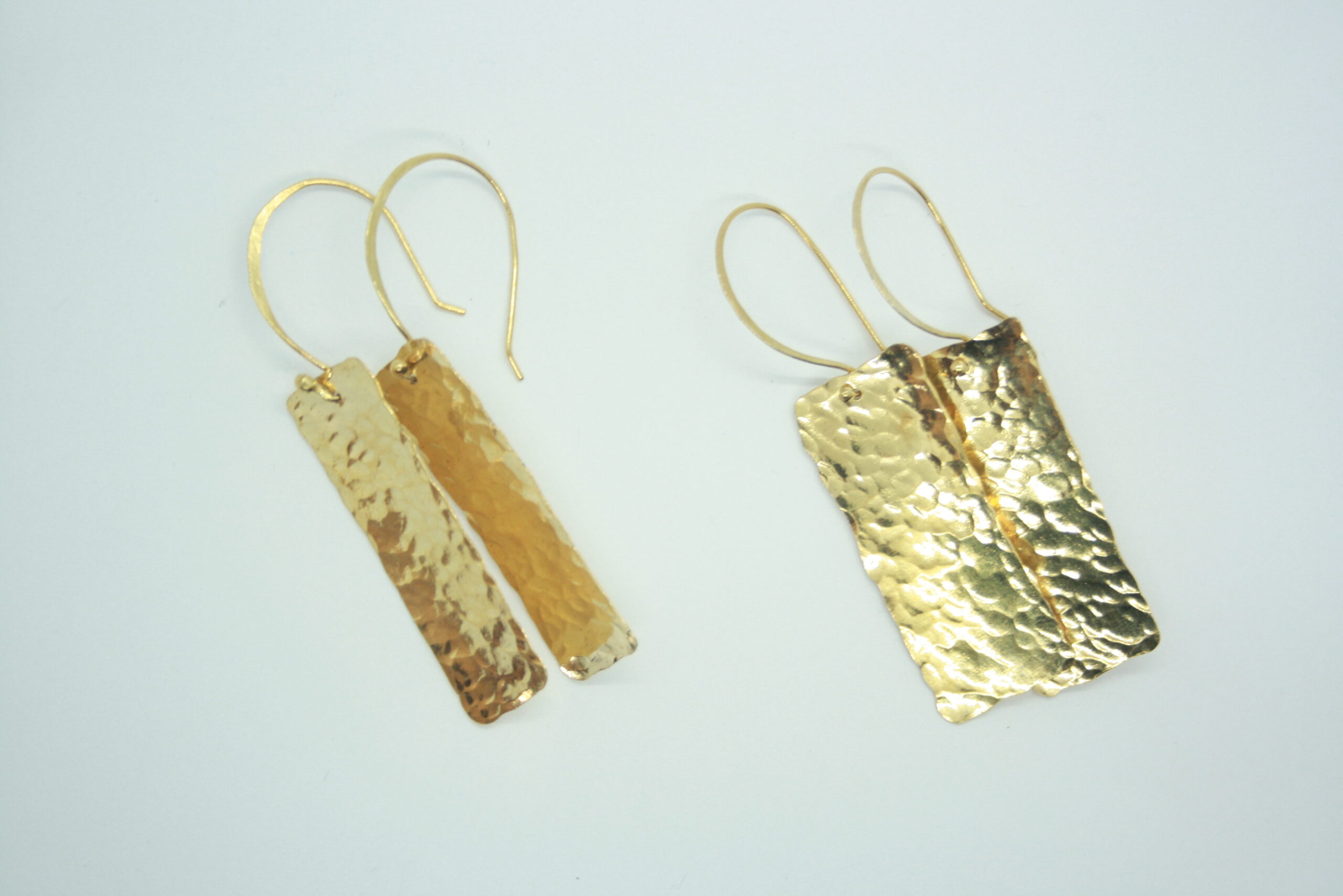 Elégantes boucles d'oreilles en laiton. Forme rectangulaire. Martelées.