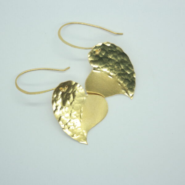 Elégantes boucles d'oreilles en laiton. Forme cœur. Martelées.