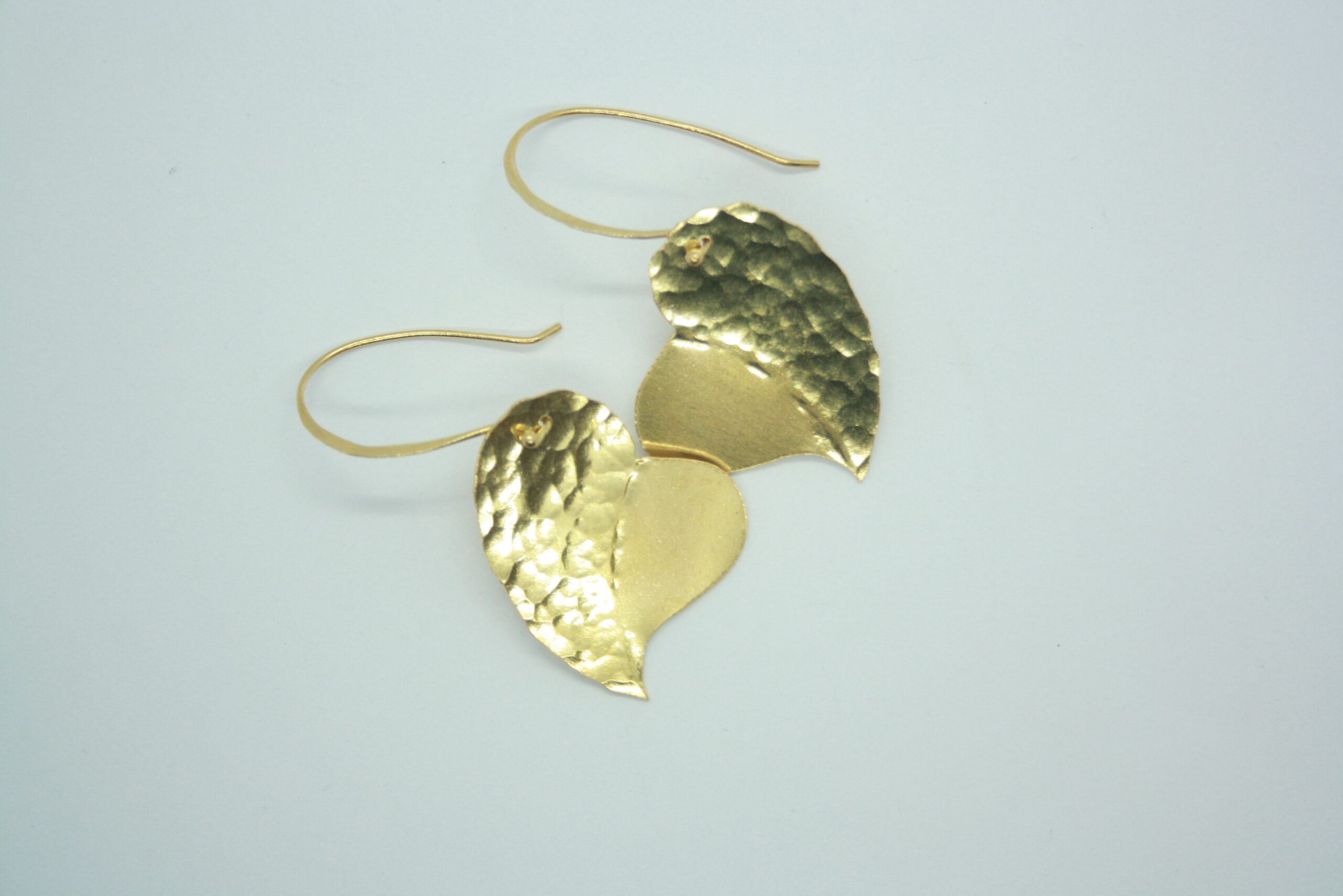 Elégantes boucles d'oreilles en laiton. Forme cœur. Martelées.