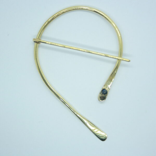 Broche pour châle, fibule fer à cheval, sertie d'un lapis lazuli