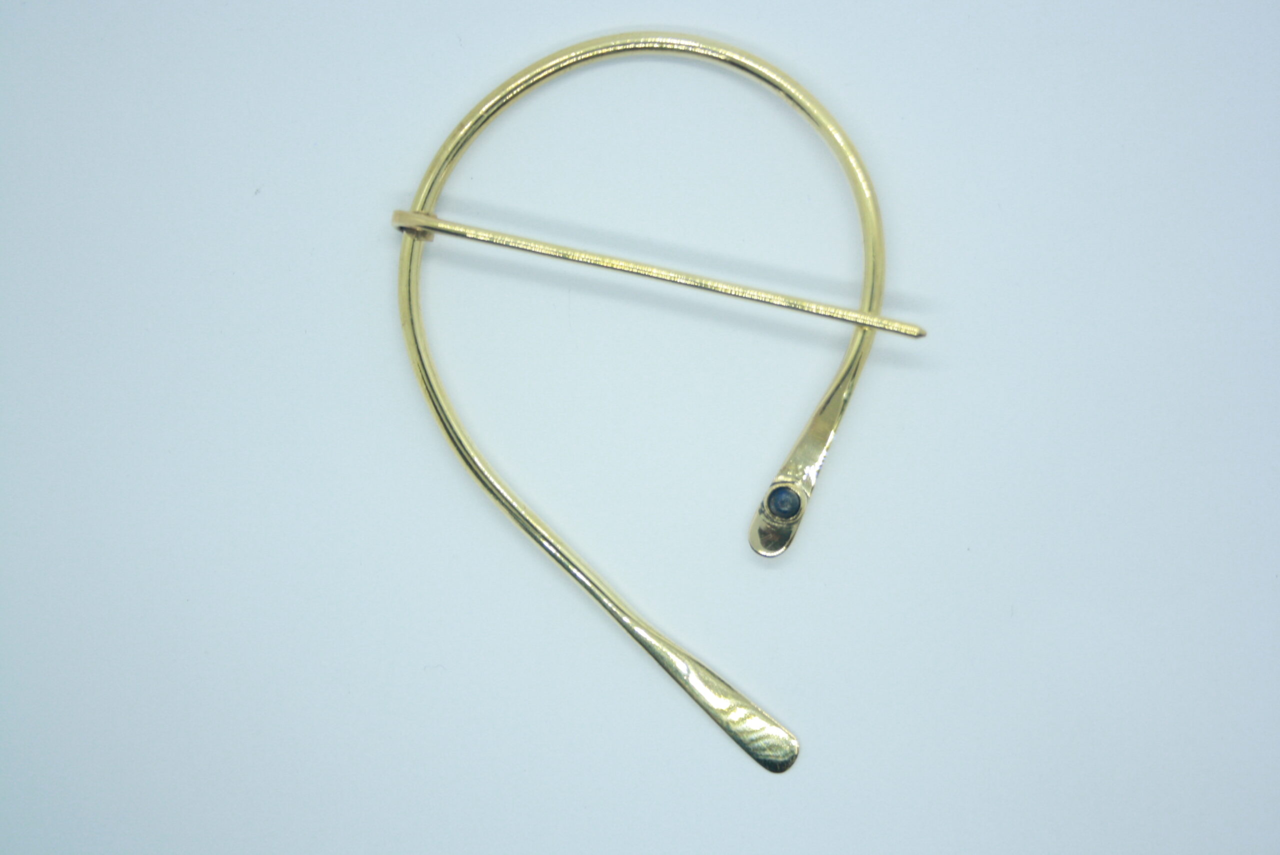 Broche pour châle, fibule fer à cheval, sertie d'un lapis lazuli