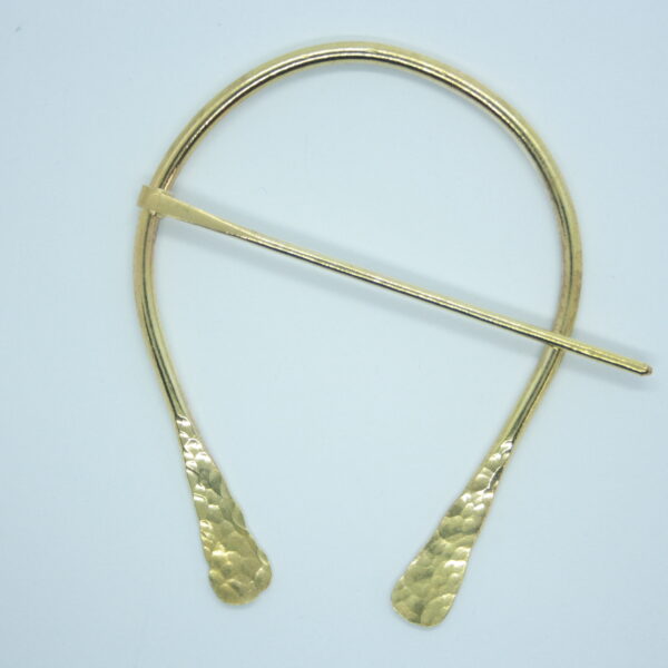 Broche pour châle, fibule fer à cheval en laiton martelé