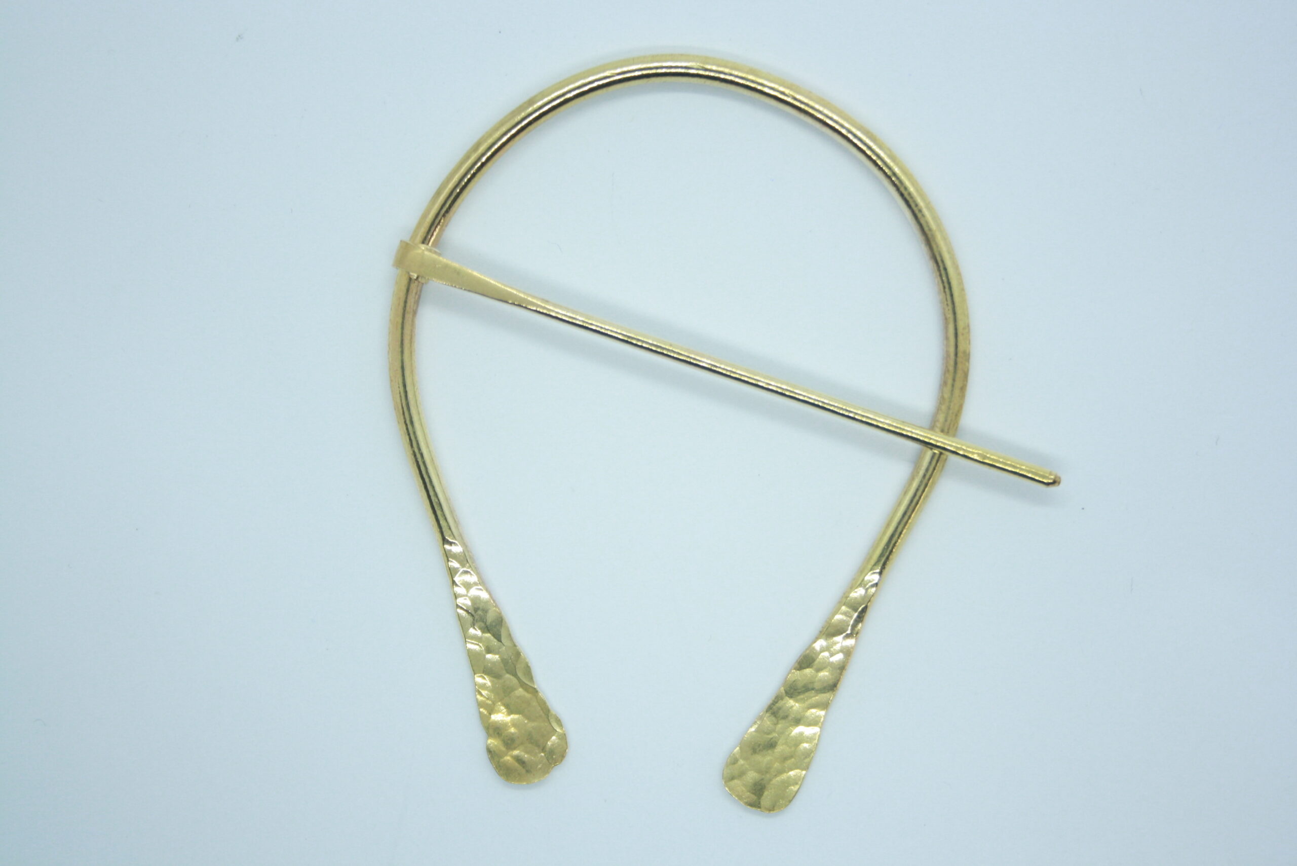 Broche pour châle, fibule fer à cheval en laiton martelé