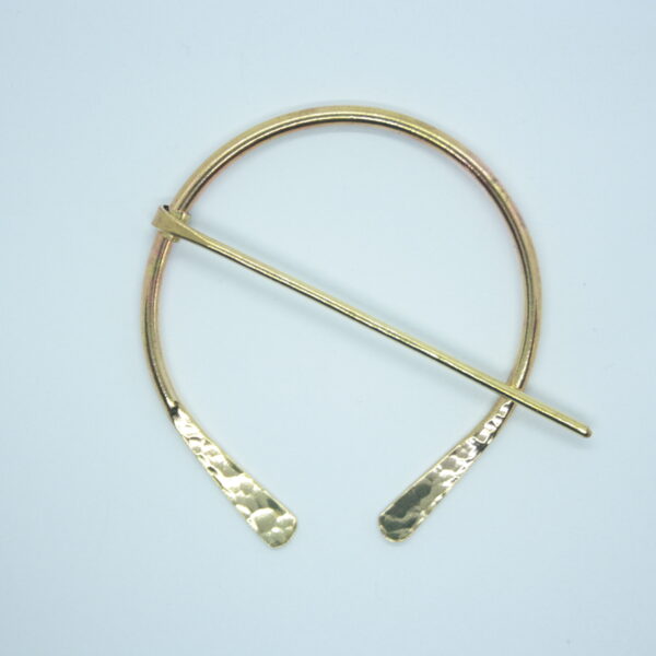 Broche pour châle, fibule d'inspiration viking martelée en laiton.