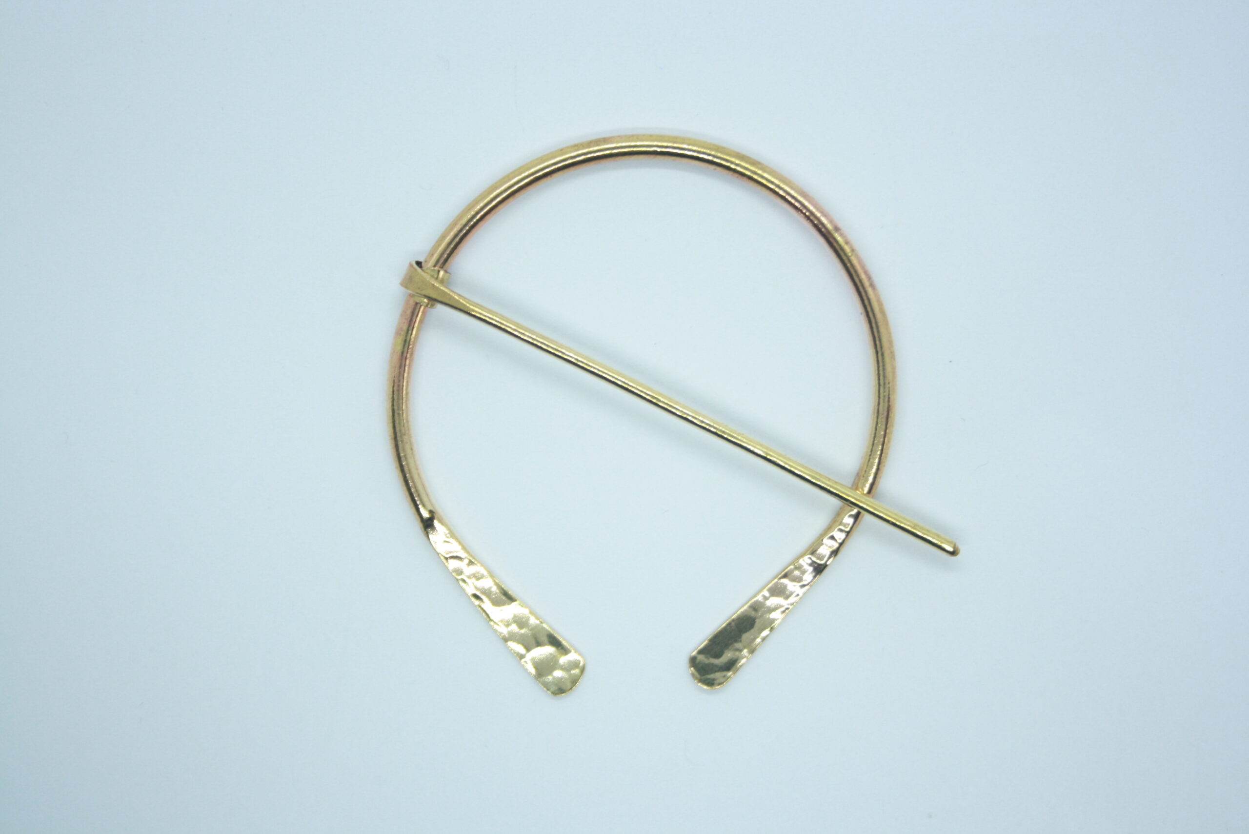 Broche pour châle, fibule d'inspiration viking martelée en laiton.