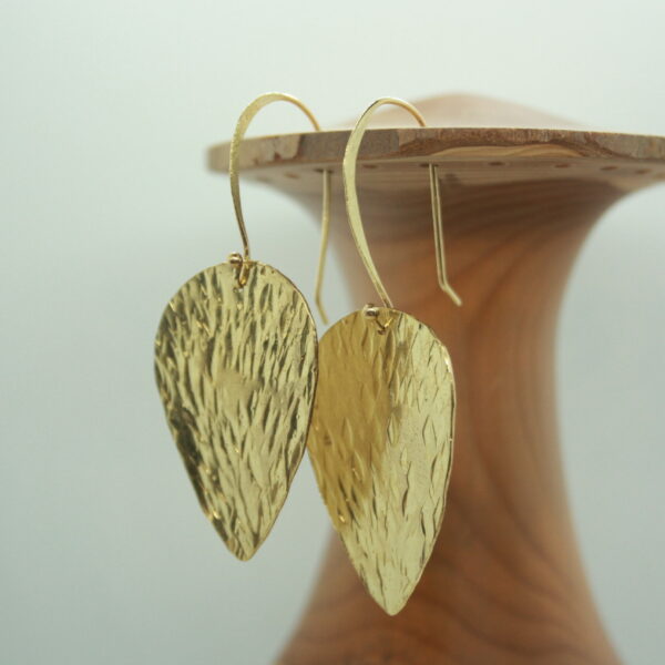 Elégantes boucles d'oreilles en laiton. Forme de goutte inversée. Martelées.
