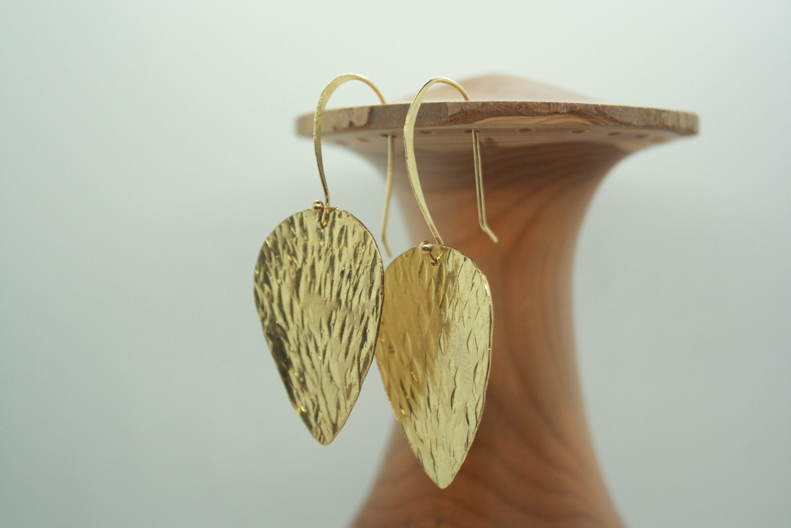 Elégantes boucles d'oreilles en laiton. Forme de goutte inversée. Martelées.