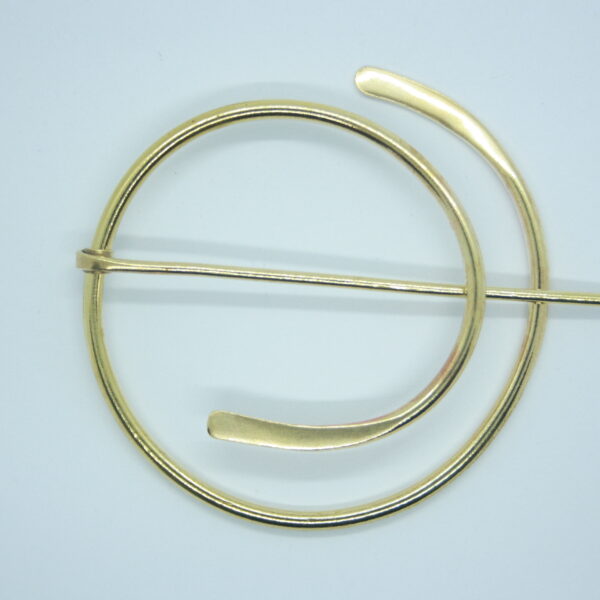 Broche pour châle, fibule spirale en laiton.