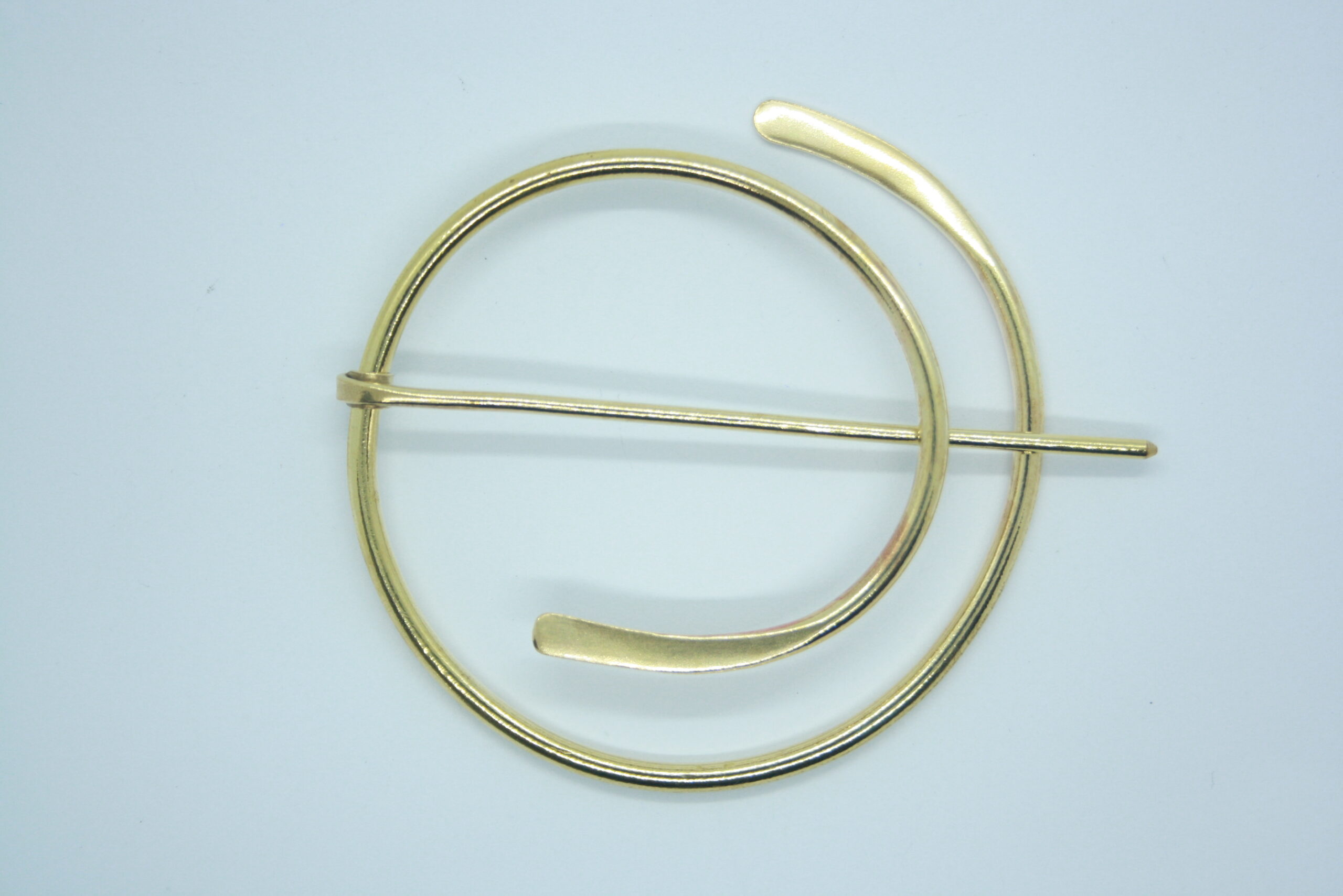 Broche pour châle, fibule spirale en laiton.