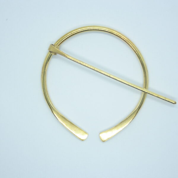 Broche pour châle, fibule d'inspiration viking en laiton.