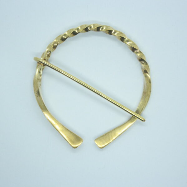 Broche pour châle, fibule torsadée d'inspiration viking en laiton.