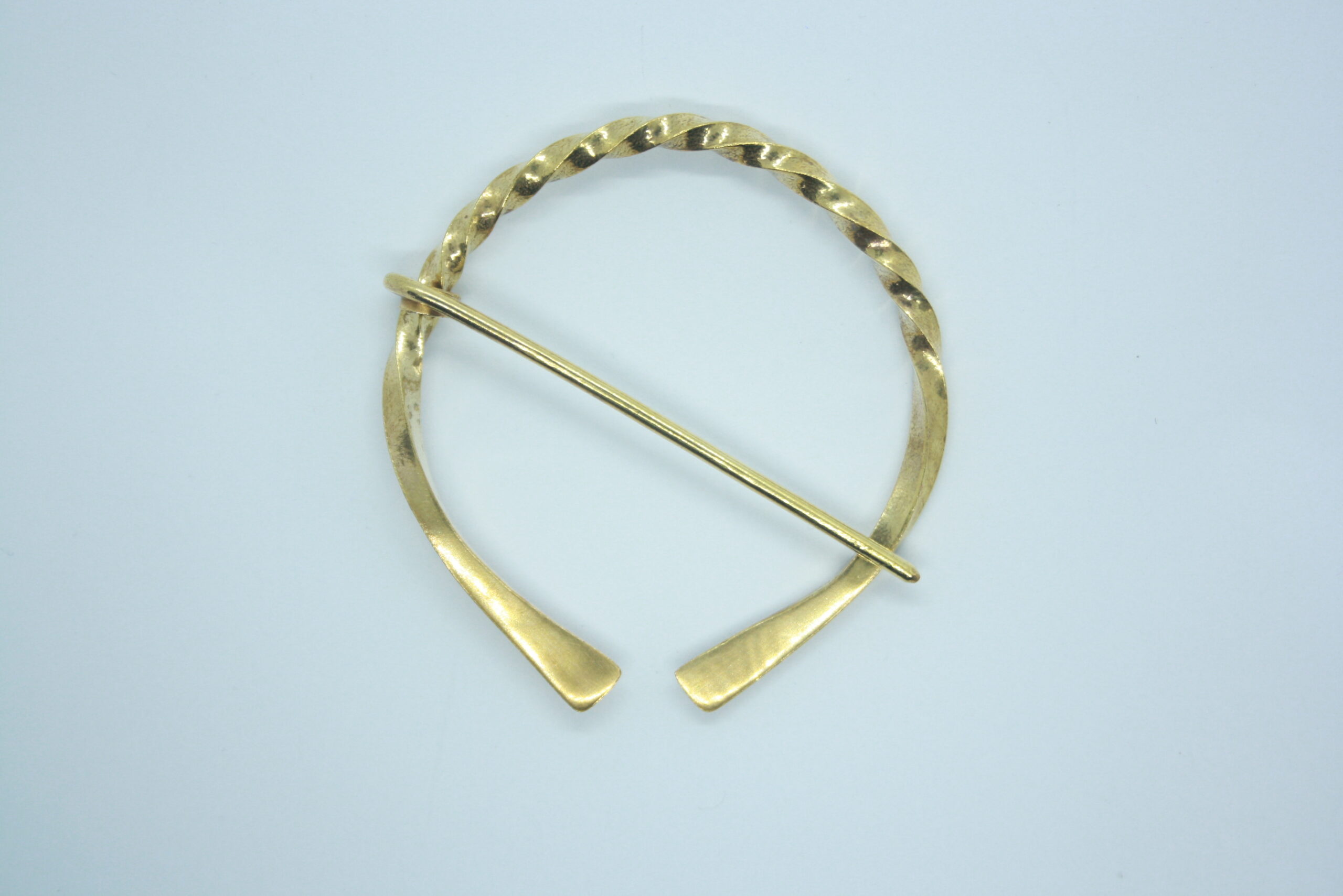 Broche pour châle, fibule torsadée d'inspiration viking en laiton.