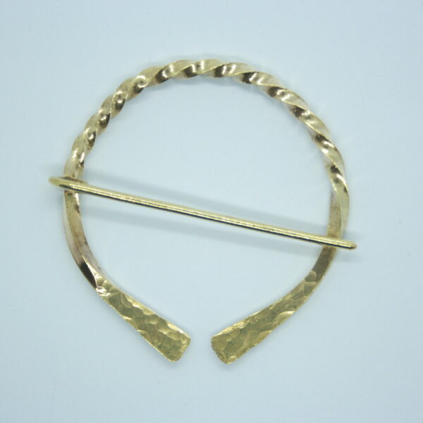 Broche pour châle, fibule torsadée et martelée d'inspiration viking en laiton.