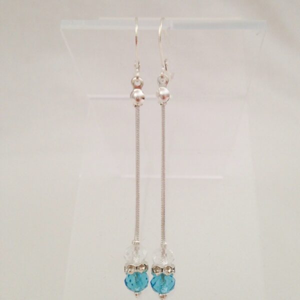 Boucles d'oreille bleu-ciel et transparentes
