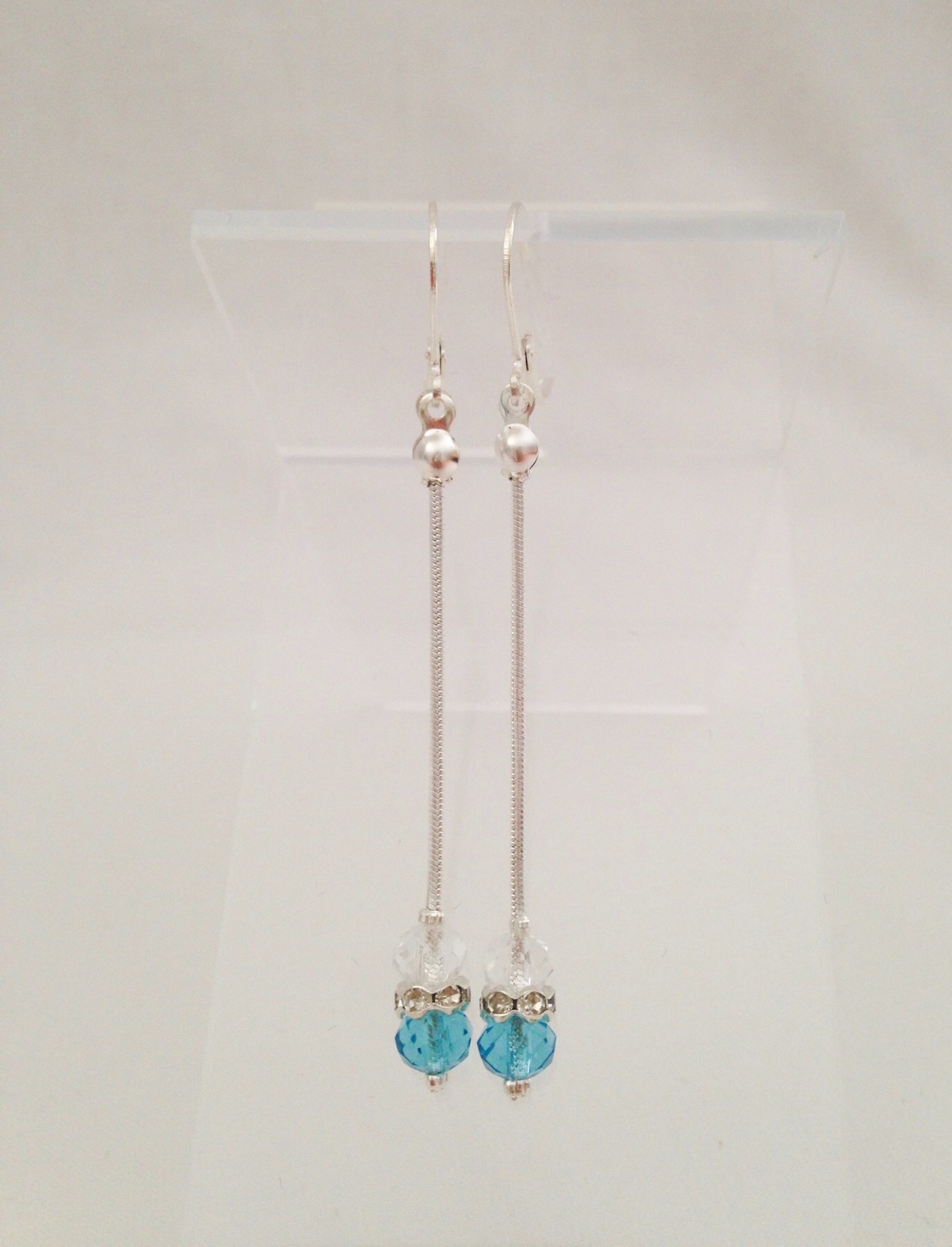 Boucles d'oreille bleu-ciel et transparentes