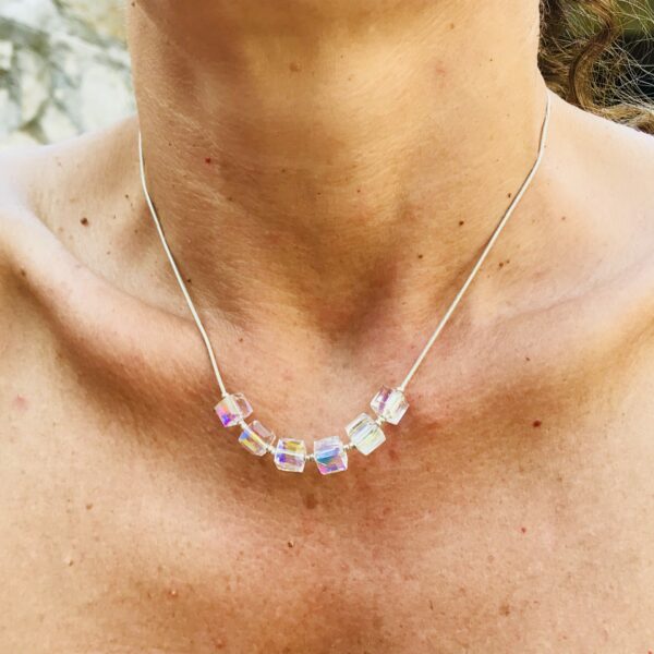 Collier arc-en-ciel avec des cubes en cristal