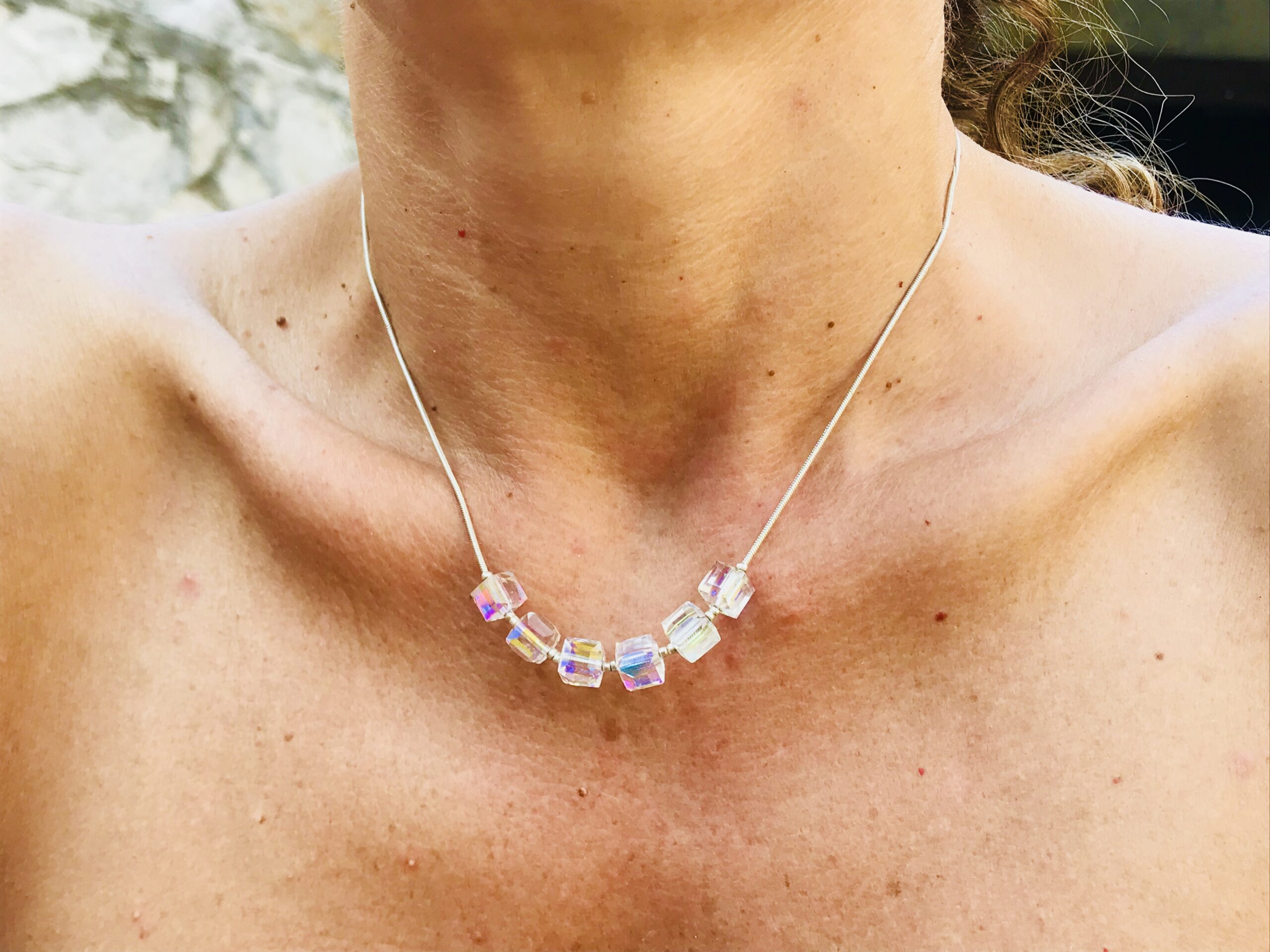 Collier arc-en-ciel avec des cubes en cristal