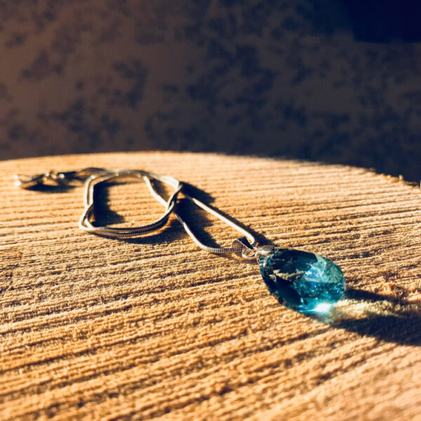 Collier Larme Bleue translucide « Christel »