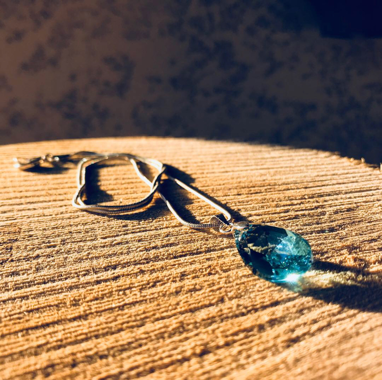 Collier Larme Bleue translucide « Christel »