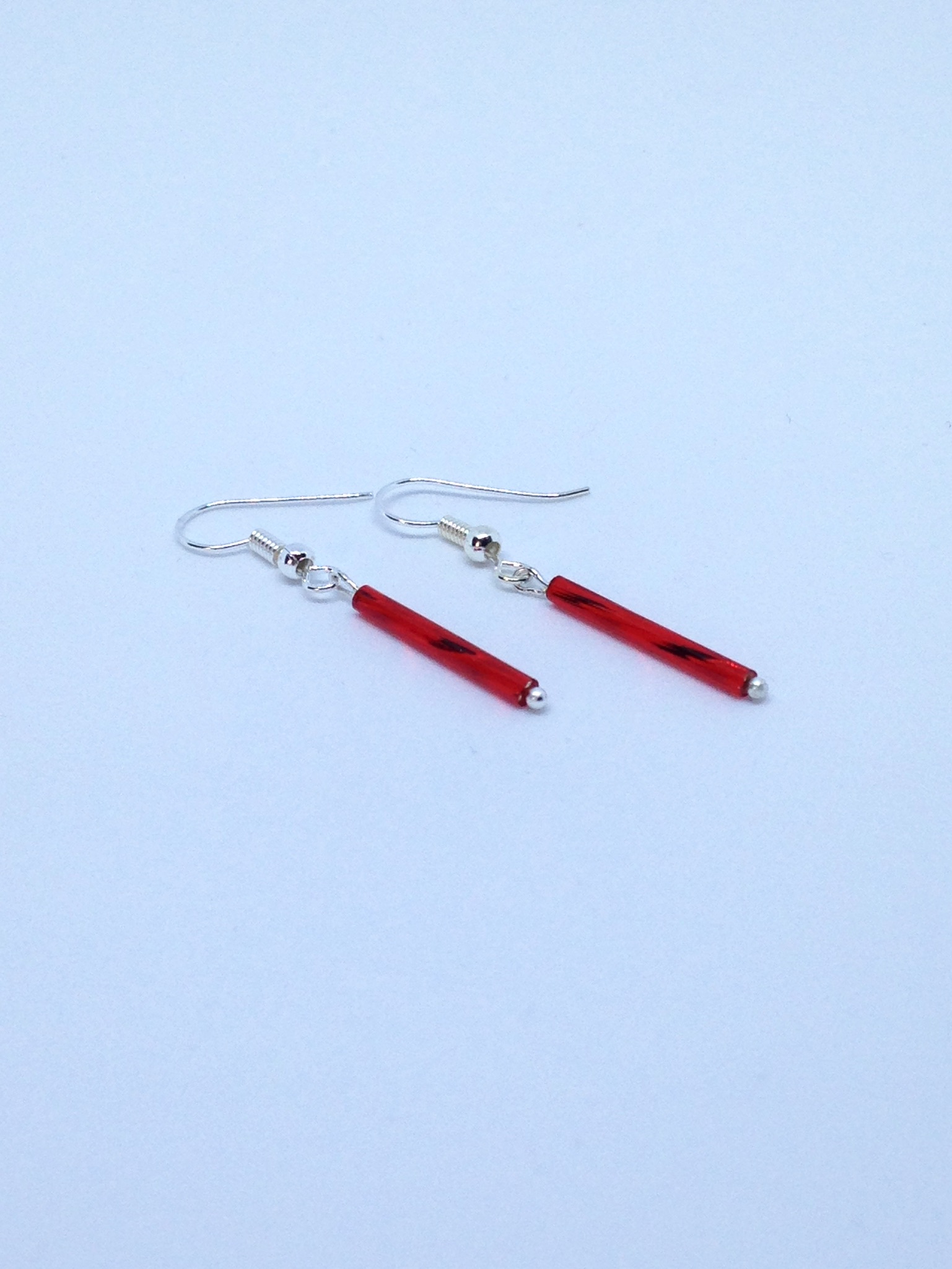 Boucles d'oreilles traits rouges