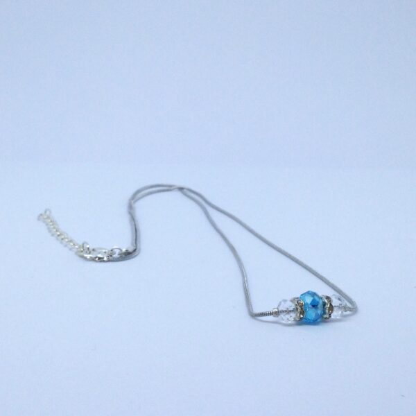 Collier bleu et transparent