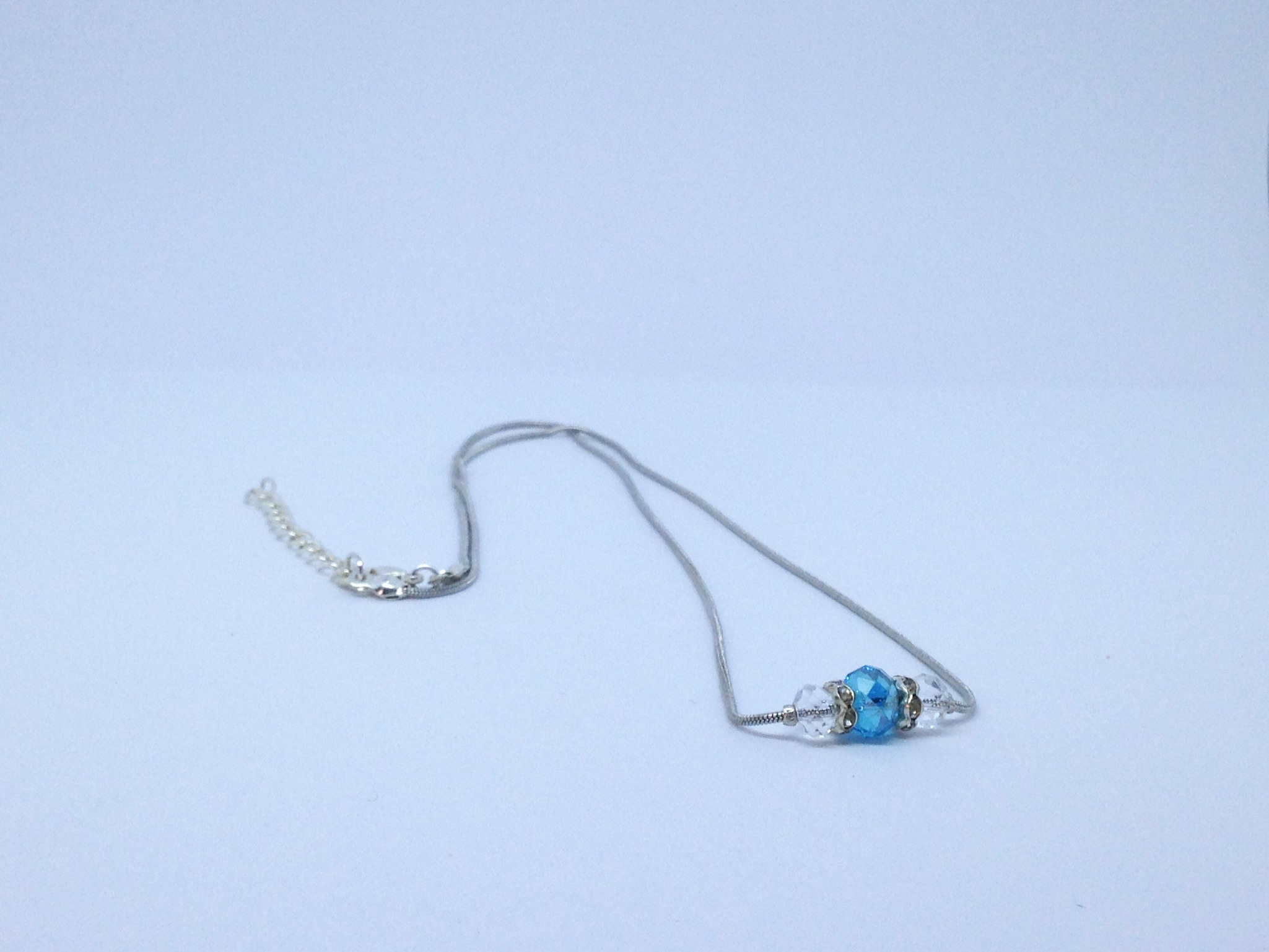 Collier bleu et transparent