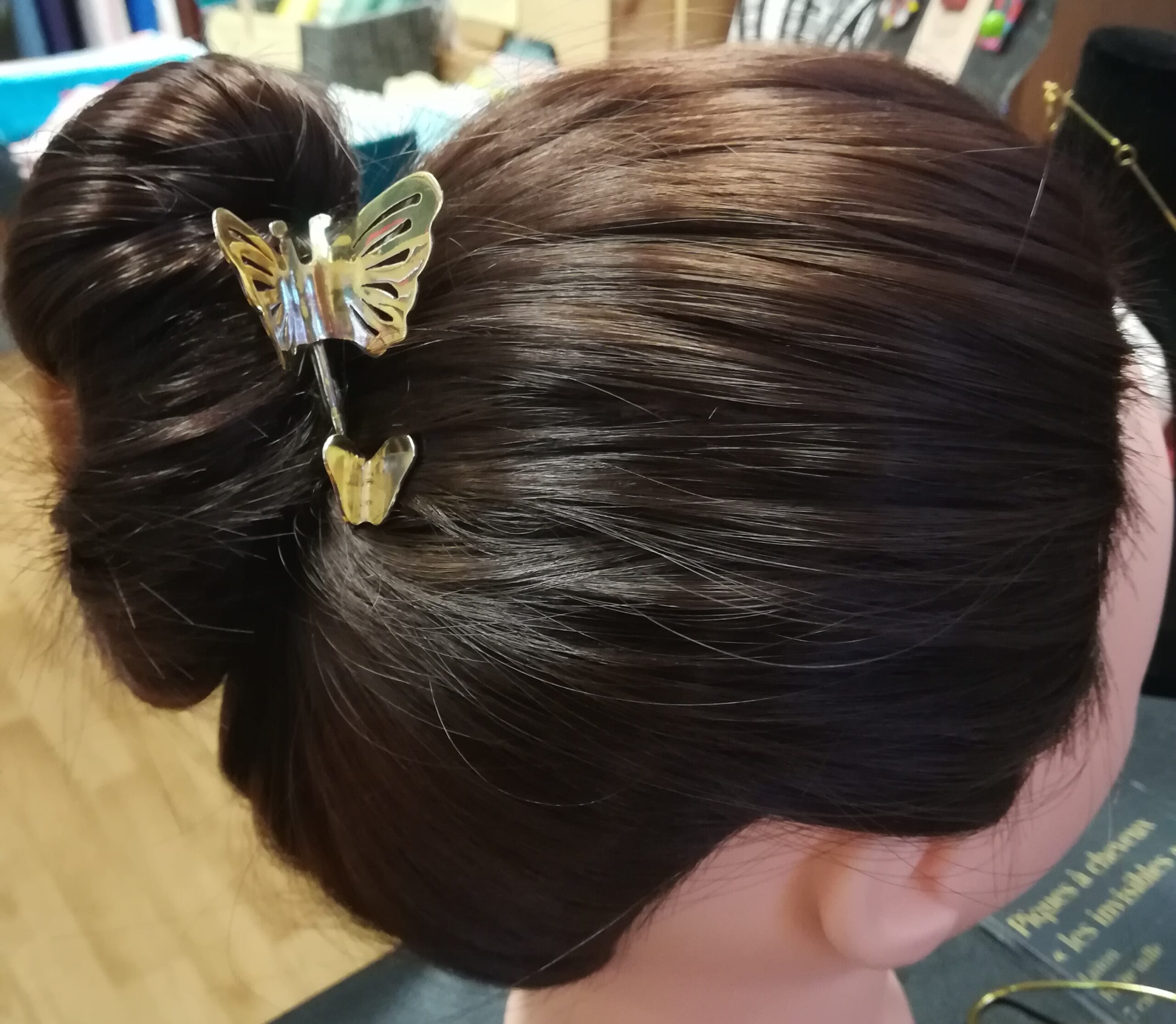 Pique à cheveux avec 2 papillons, ergonomique, en laiton, véritable bijou de cheveux.
