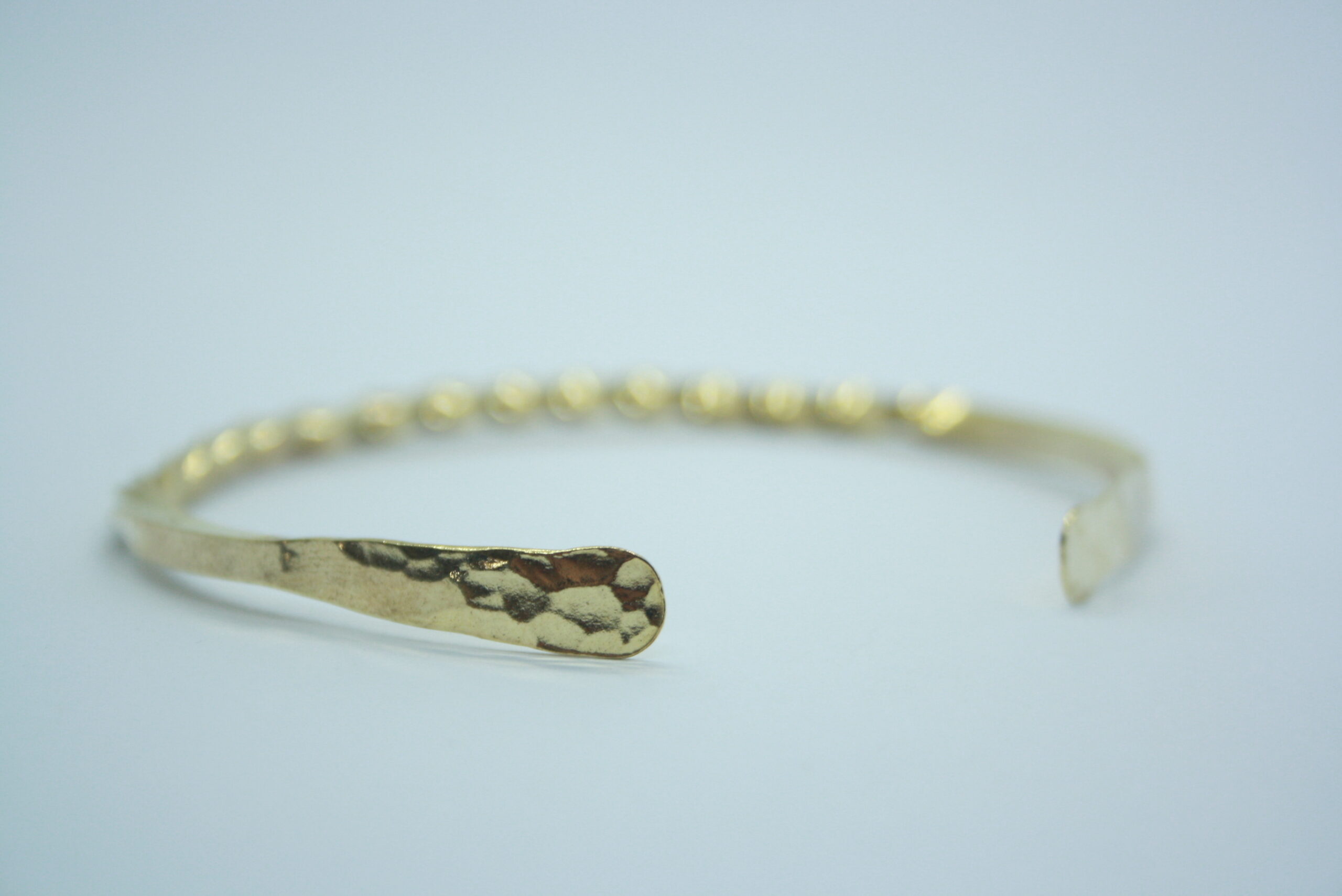 Bracelet torsadé et martelé, jonc ouvert en laiton pour homme ou femme