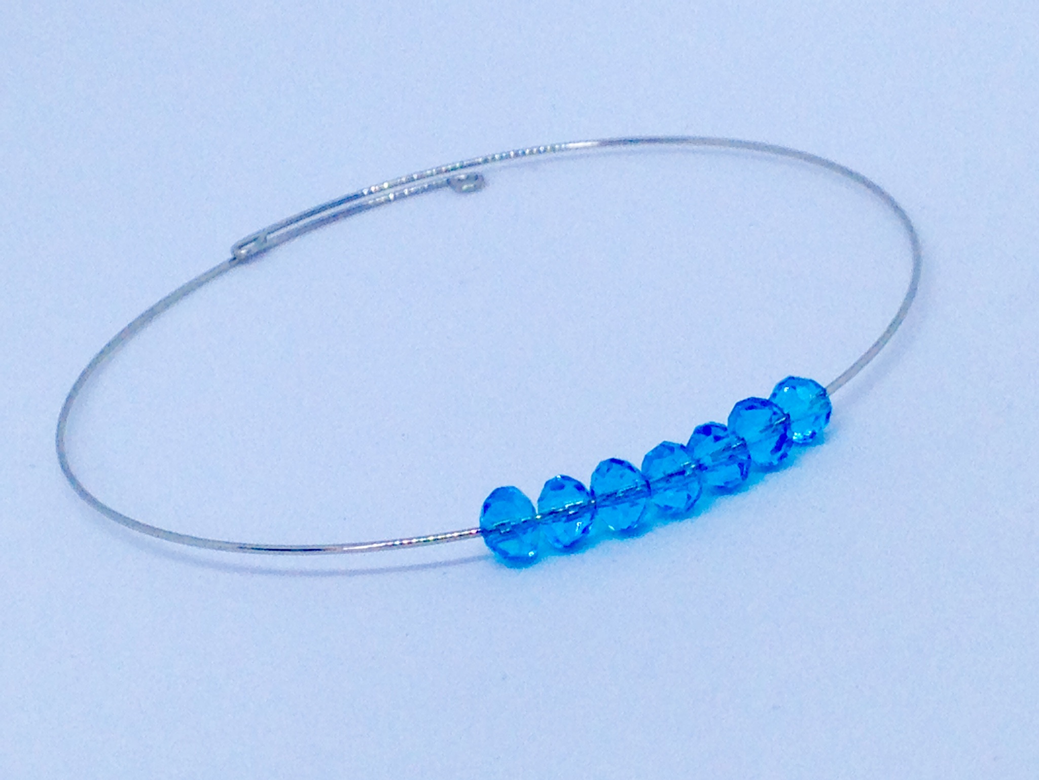 Bracelet mémoire de forme avec cristaux bleus clairs