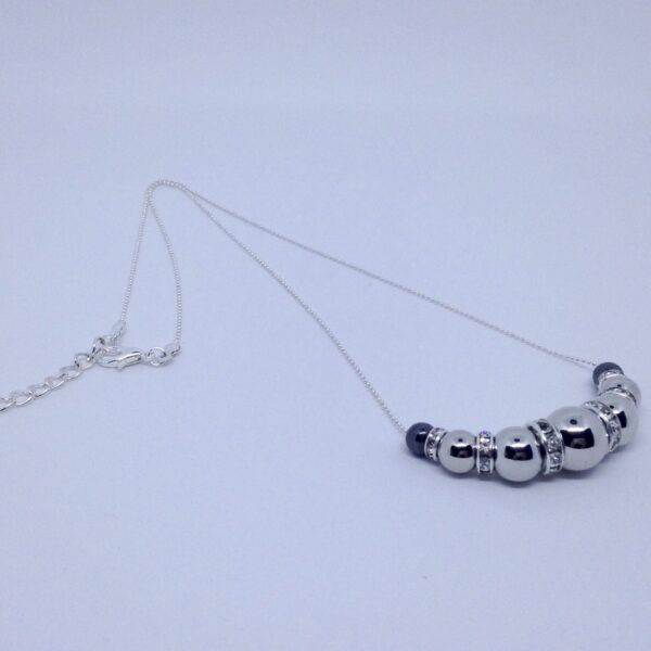 Collier argenté avec des perles miroir et grises